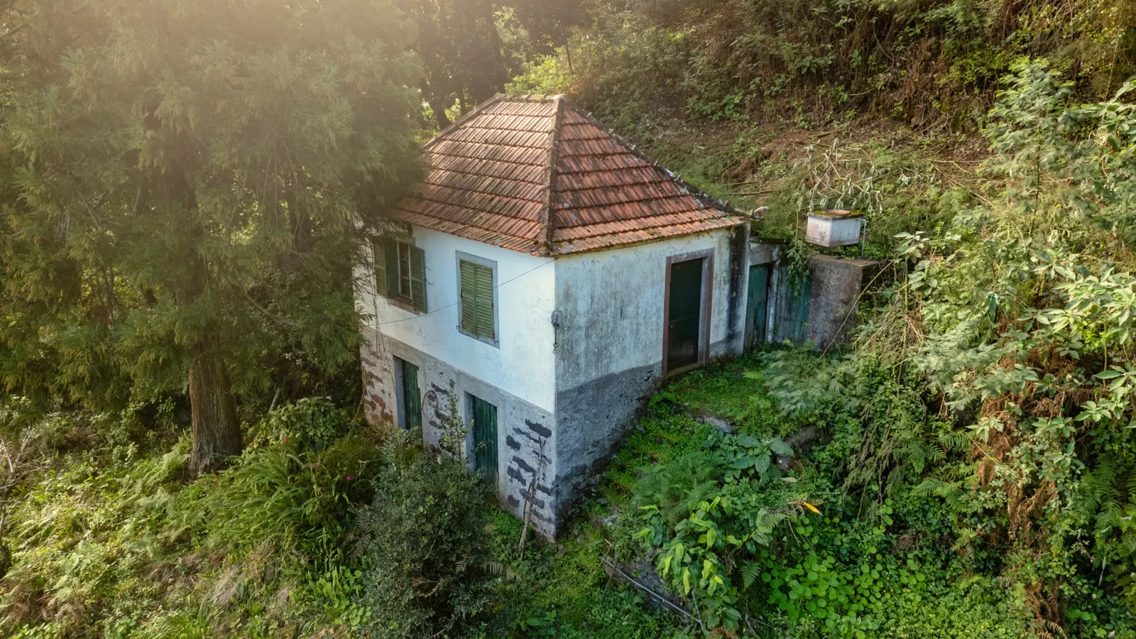 Terreno com moradia antiga — Real Estate